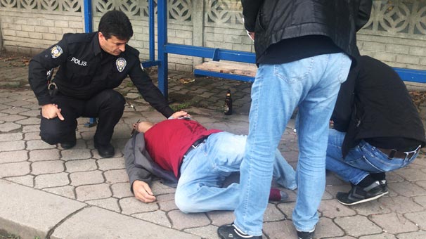 Adapazarı'nda evinin önündeki durakta kalbinden vurulmuş halde bulundu