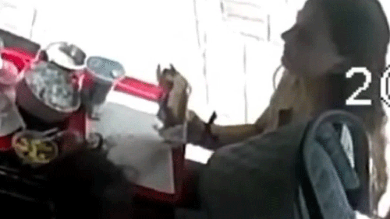 Adapazarı'nda mide bulandıran olay: Tostuna bunu yaptı!