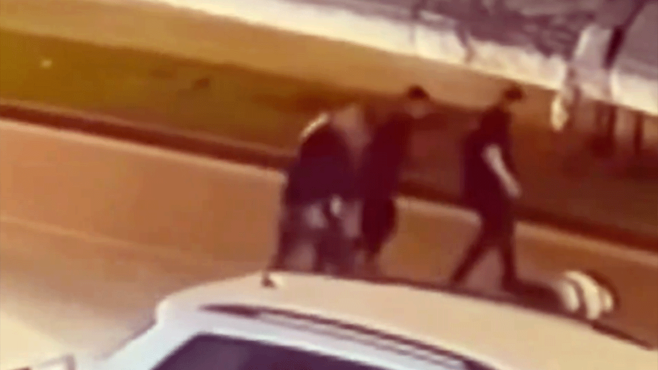 Adapazarı'nda şok olay: Kaçarken düşürülen gencin üzerinden otomobil geçti!