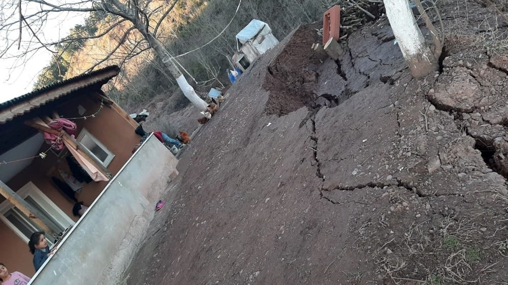 Adapazarı’nda toprak kayması nedeniyle bir ev boşaltıldı 