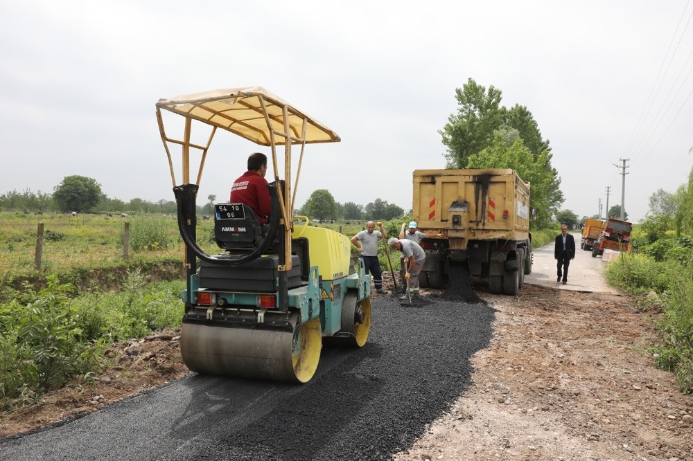Adapazarı’nda yol açımı ve asfalt yama çalışmaları sürüyor 