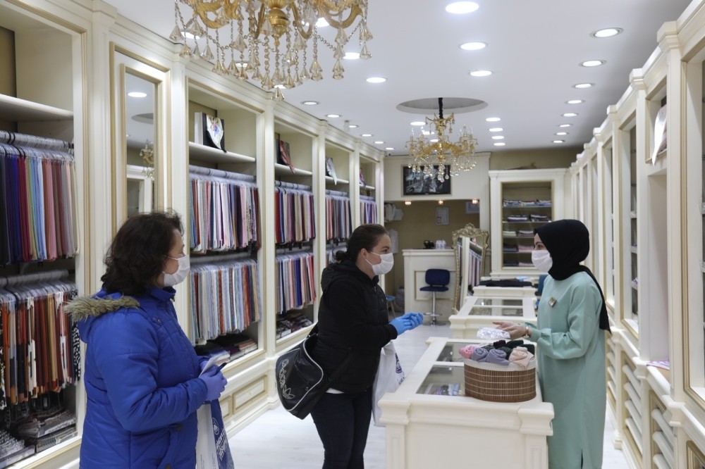 Adapazarı’ndan esnafa ilk aşamada 12 bin maske dağıtıldı 