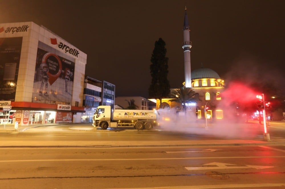 Adapazarı’nın sokakları dezenfekte ediliyor 
