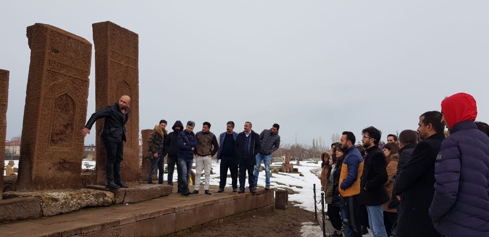 Aday öğretmenlere Ahlat’ın tarihi mekanları gezdirildi