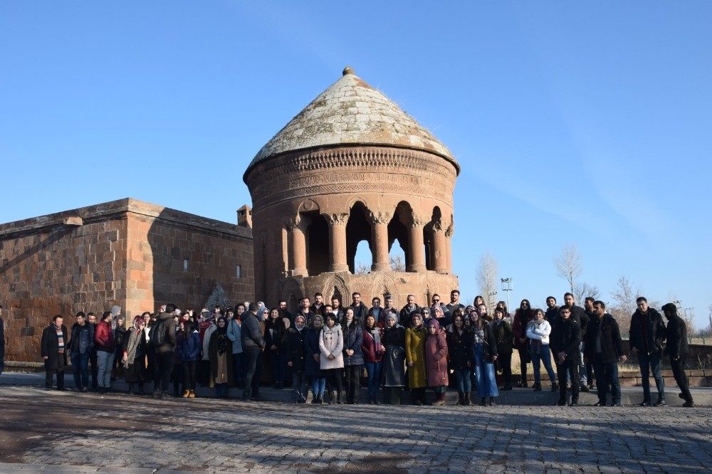 Aday öğretmenlere Ahlat’ın tarihi mekanları tanıtıldı 