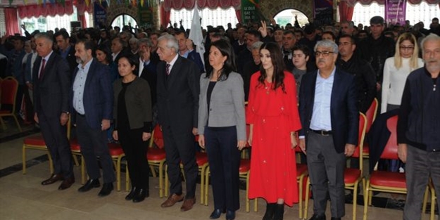 Aday tanıtım toplantısında skandal! PKK marşı çalıp teröristlere saygı duruşunda bulundular