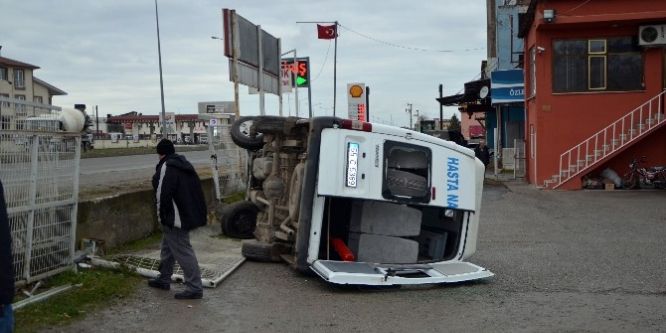 Hasta nakil aracı ile pikap çarpıştı: 3 yaralı