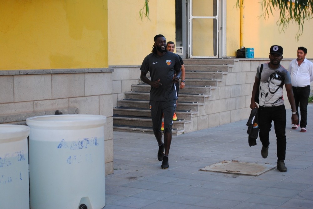 Adebayor, Kayserispor’da ilk antrenmanına çıktı 