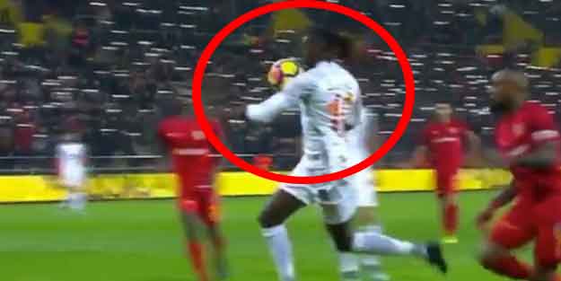 'Adebayor topu koluyla düzeltti, bunu hakeme...'