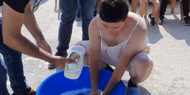 Adet değil düpedüz kepazelik! Damada tayt giydirip, çamaşır yıkattılar