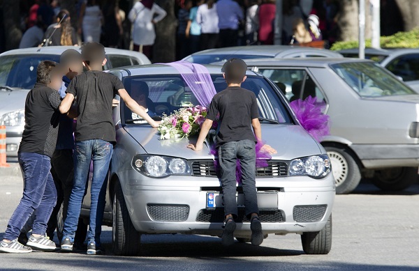 Adet gibi görülüyor ama suç! Gelin arabası gördüğünüzde bunu yapmayın