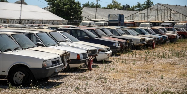 Adeta mezarlık gibi... Binlerce araç çürümeye terk edildi