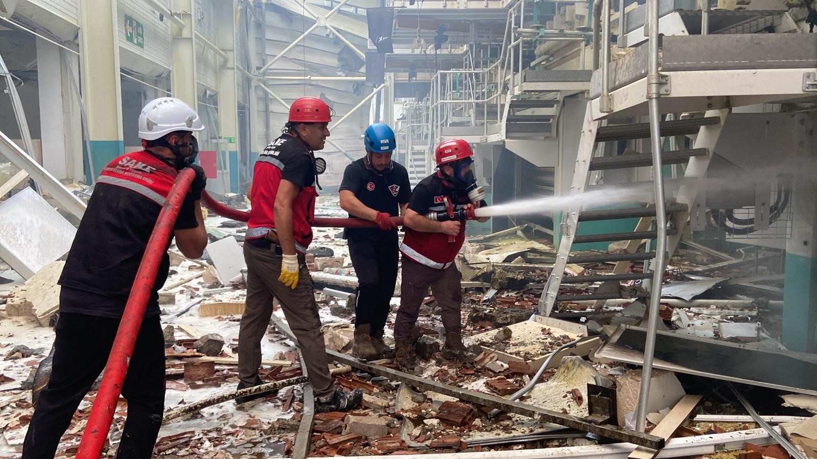 Adeta savaş alanına dönmüş! Patlayan fabrikadan görüntüler