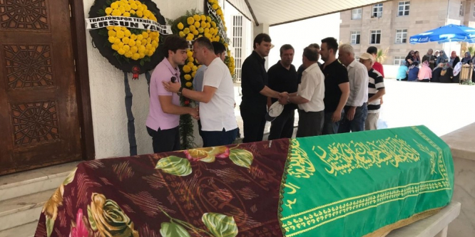 Ertuğrul Sağlam annesini son yolculuğuna uğurladı