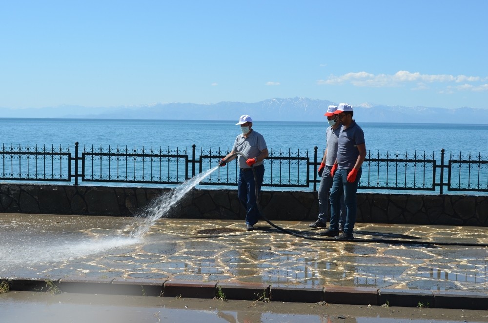 Adilcevaz Belediyesi ekipleri Van Gölü sahilini temizledi 