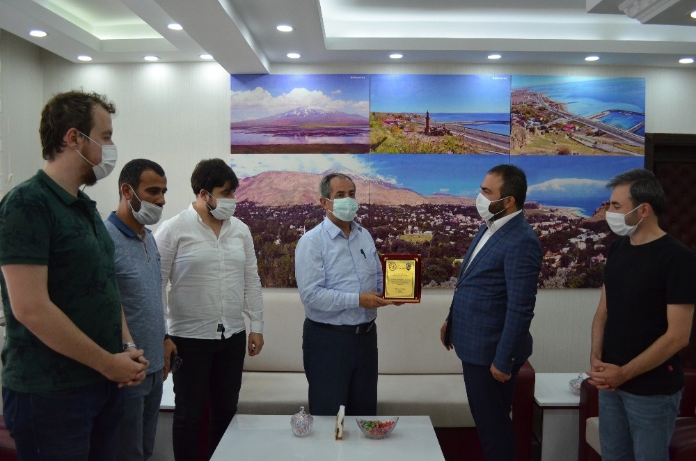 Adilcevaz GKY TÜRŞAD Voleybol Takımından Başkan Gürsoy’a plaket 