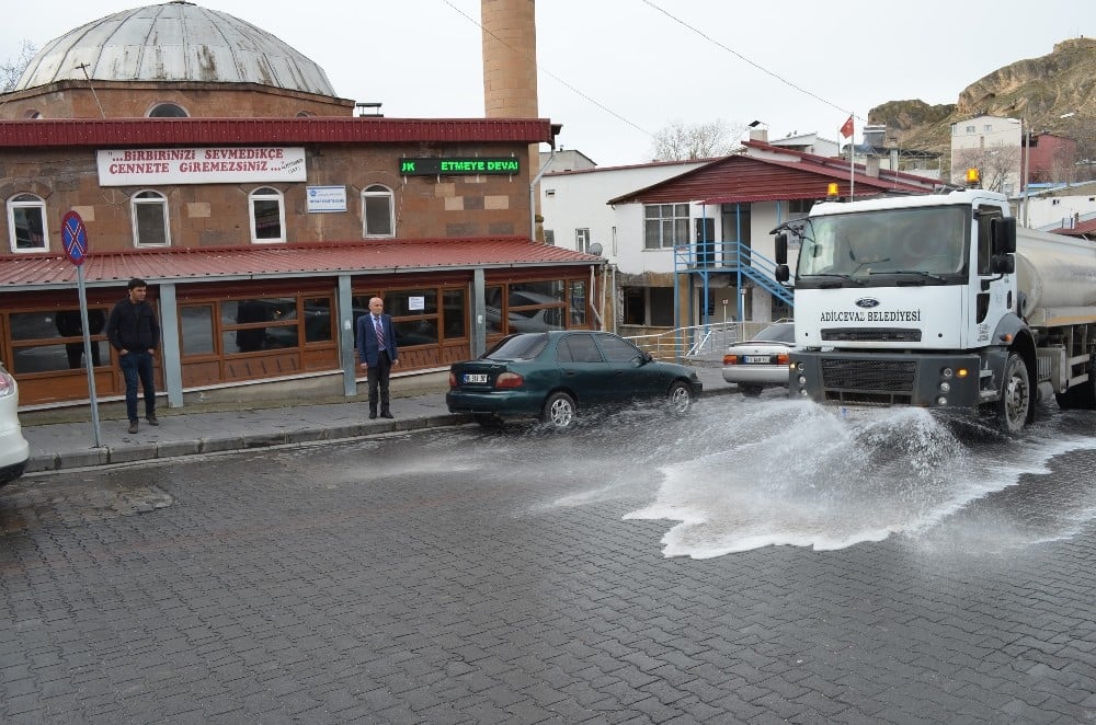 Adilcevaz’da cadde ve sokaklar ilaçlı suyla yıkandı 