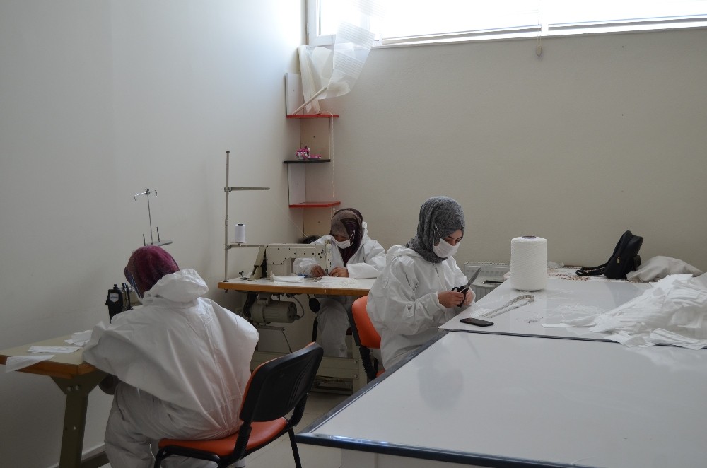 Adilcevazlı kadınlardan maske üretimi 