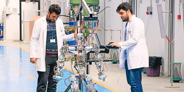 Adım atan ve 3 dil bilen insansı robot