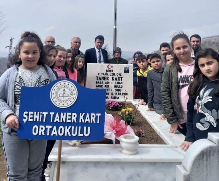Adını taşıdığı okul, kabrini ziyaret etti 