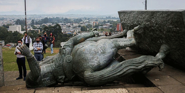 Adını verdiği ülkede heykelini yıktılar