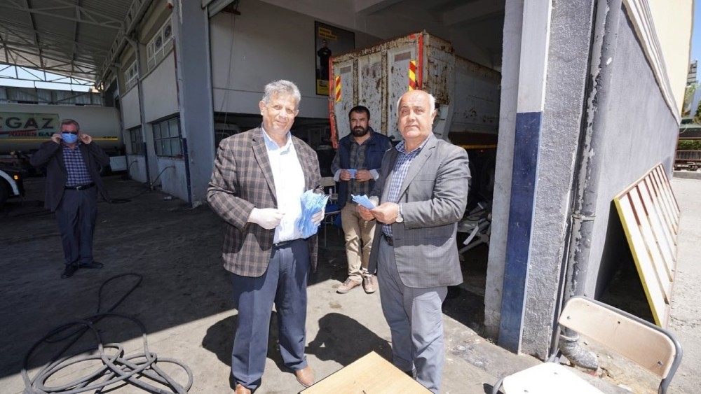 Adıyaman Belediyesi, KSS esnafına maske dağıttı 