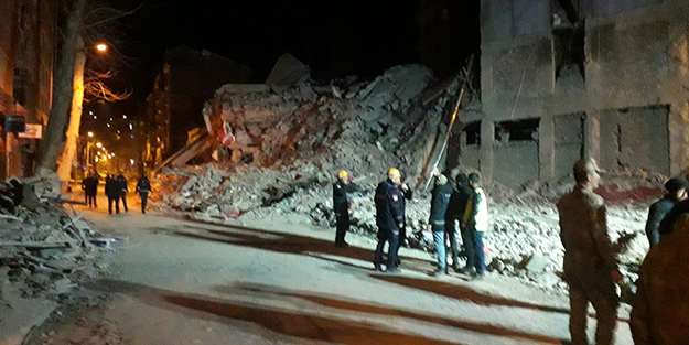 Adıyaman depremi Malatya'da bir binayı yıktı