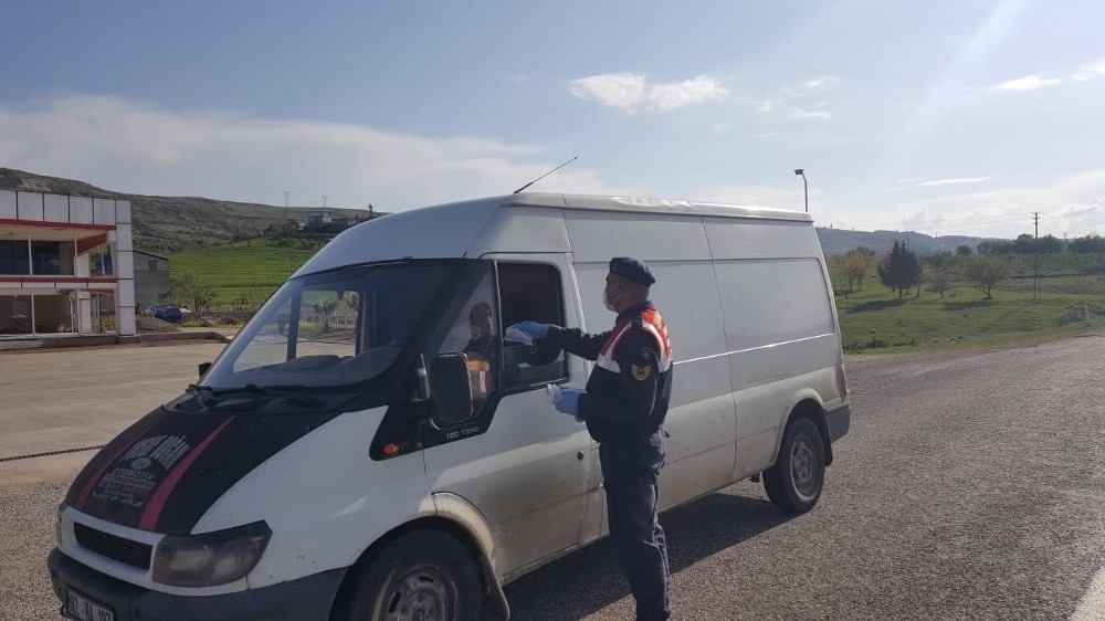 Adıyaman Valiliğinden vatandaşlara maske 