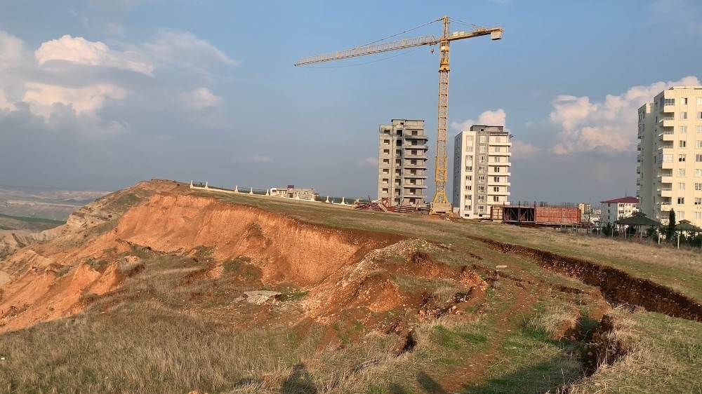 Adıyaman’da 43 dairelik bina tahliye ediliyor 