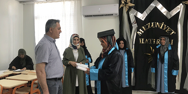 60 yaşından sonra okuma yazma öğrenen kadınlar mezun oldu