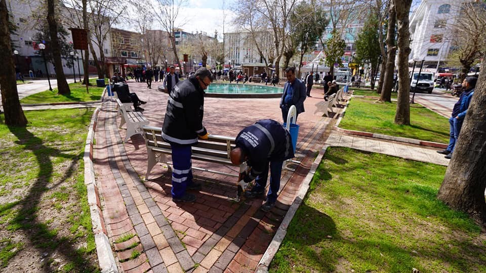 Adıyaman’da banklar sökülüyor 