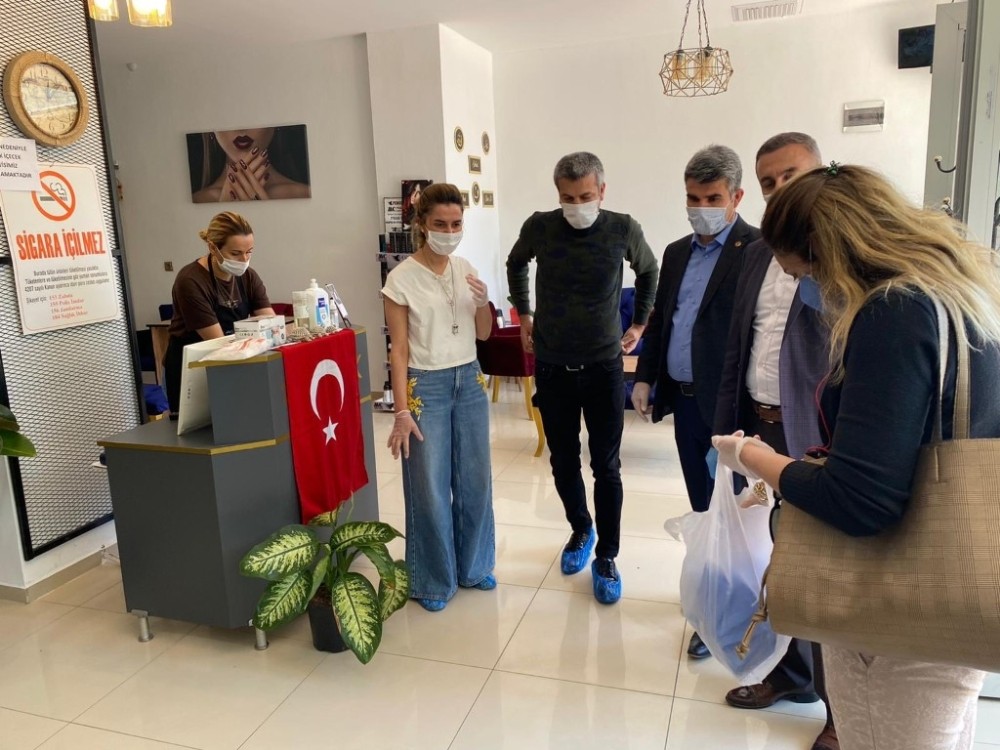 Adıyaman’da berber ve kuaförlere maske dağıttı 
