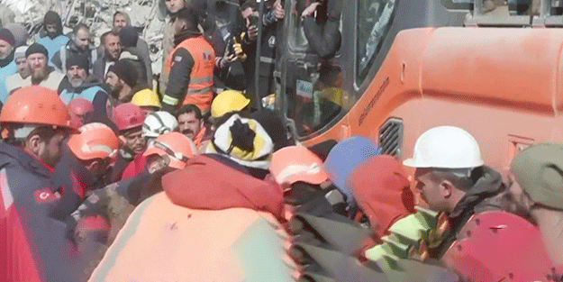 Adıyaman'da bir kadın ile çocuk depremden 102 saat sonra enkazdan kurtarıldı
