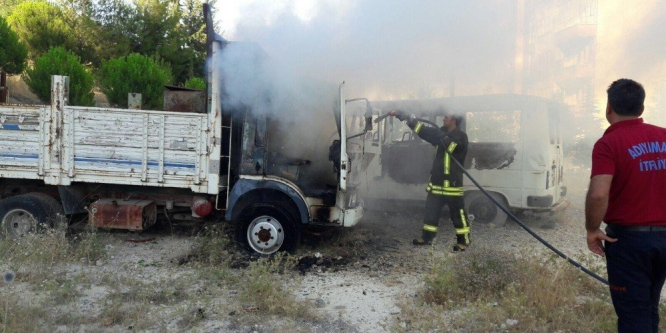 Adıyaman’da terkedilmiş kamyonet yandı