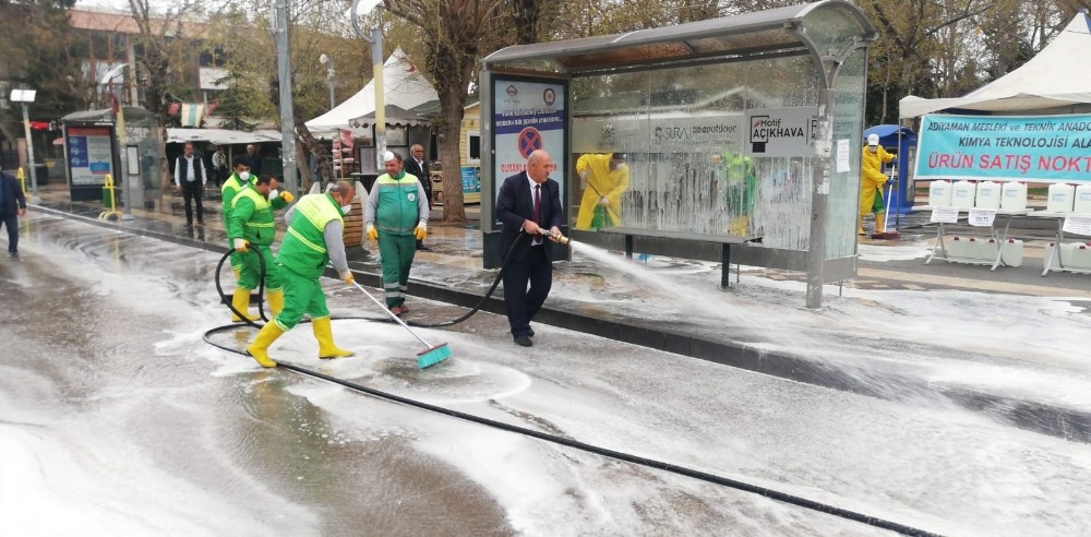 Adıyaman’da cadde ve sokaklar köpüklendi 