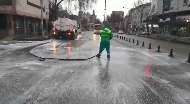 Adıyaman’da cadde ve sokaklar köpüklü suyla yıkanıyor 