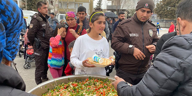 Adıyaman’da depremzedelere kebap dağıtıldı