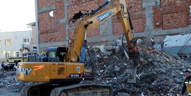 Adıyaman'da enkaz kaldırma ve yıkım çalışmaları devam ediyor