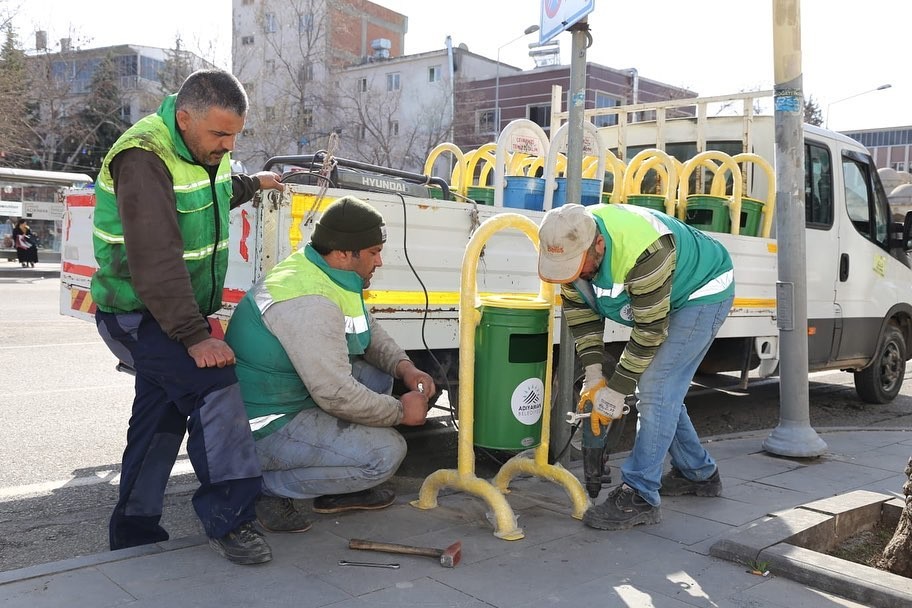 Adıyaman’da eskiyen çöp kovalarını yeniliyor 