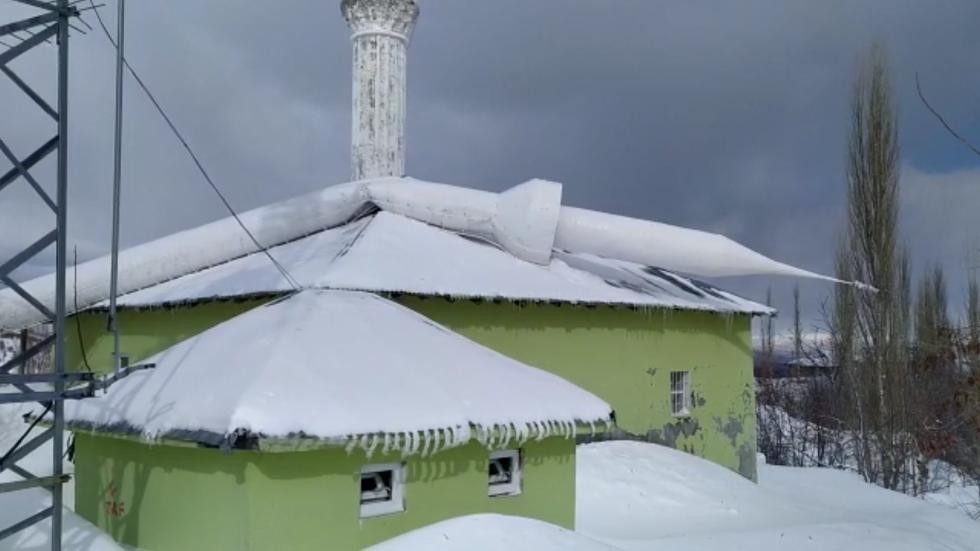 Adıyaman’da fırtına minareyi devirdi 
