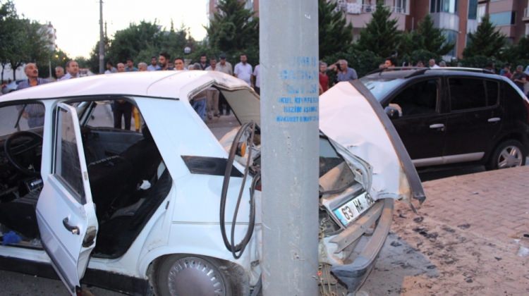 Adıyaman'da iki otomobil çarpıştı: 1 ölü, 6 yaralı