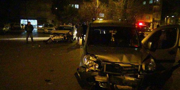 Adıyaman'da iki otomobil kafa kafaya çarpıştı: 3 yaralı