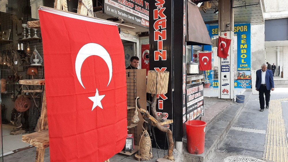 Adıyaman’da iş yerleri Türk bayrakları ile donatıldı 
