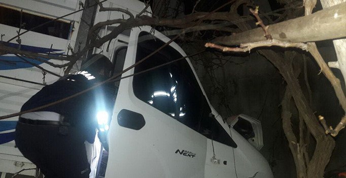 Adıyaman Gölbaşı karayolunda kamyonet şarampole yuvarlandı