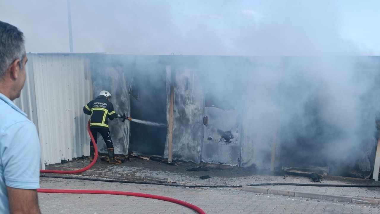 Adıyaman'da Konteyner Yangını Paniğe Neden Oldu