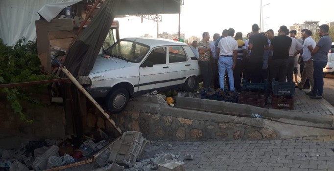 Adıyaman'da kontrolden çıkan otomobil markete daldı