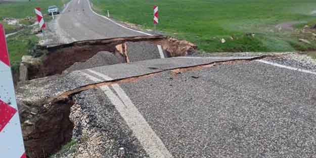 Adıyaman’da köprü çöktü, 2 araç asılı kaldı