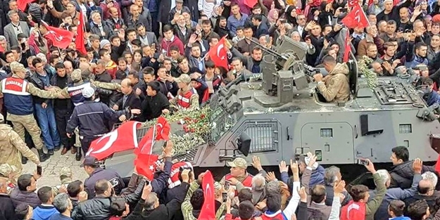 Adıyaman'da tüyleri diken diken eden görüntü: Mehmetçik'i böyle uğurladılar
