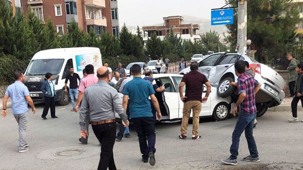 Adıyaman’da otomobil diğer otomobilin üzerine çıktı, sürücü sıkıştı