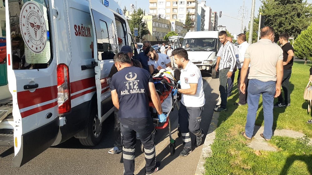Adıyaman’da otomobil ile minibüs çarpıştı: 9 yaralı 